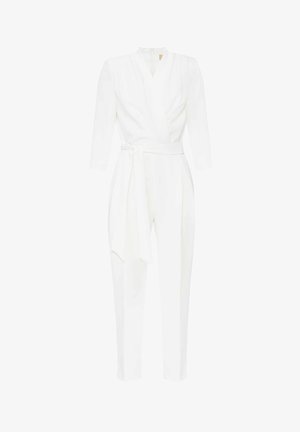 Biały kombinezon z zamkiem, długimi rękawami, dopasowanym paskiem i dopasowanymi spodniami. Wykonany z gładkiego materiału o subtelnej teksturze.