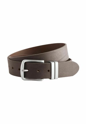 Ceinture en cuir marron avec une boucle rectangulaire en argent, dotée de plusieurs trous pour un ajustement de taille, texture lisse et design plat.