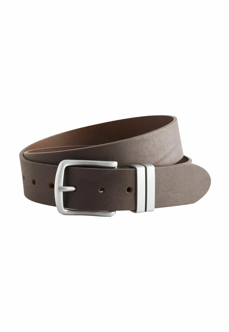 Ceinture en cuir marron avec une boucle rectangulaire en argent, dotée de plusieurs trous pour un ajustement de taille, texture lisse et design plat.