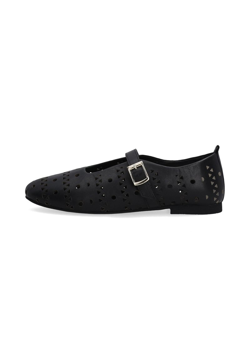 Schwarze perforierte Ballerinas mit ausgeschnittenen Dreiecken und Kreismustern. Sie verfügen über eine flache Sohle und einen Riemen mit einer silberfarbenen Schnalle.