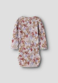 Babypakje met lange mouwen en een ronde hals, voorzien van een bloemenpatroon in tinten bruin, rood en lavendel op een lichte achtergrond.