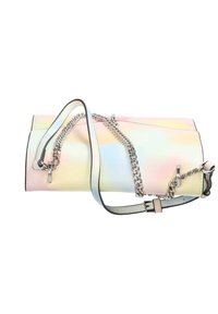 Læderhåndtaske med en gradient pastel farveskema, udstyret med en sølv kædedsnor, glat tekstur og sorte trimkanter.