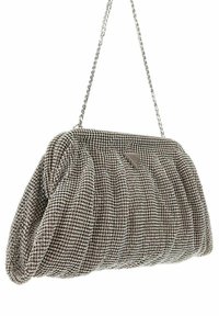 Pochette à perles métalliques avec un design plissé texturé en argent et gris, dotée d'une bandoulière en chaîne et d'un accent en forme de logo triangulaire.