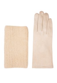 Beiger Wollstrickschal und beiger Wildlederhandschuh flach nebeneinander auf weißem Hintergrund ausgelegt.