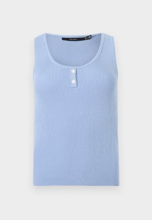 Ανοιχτό μπλε, ριμπ μάλλινο αμάνικο τοπ με στρογγυλή λαιμόκοψη και δύο λευκά κουμπιά στο εμπρός μέρος, διπλωμένο επίπεδα σε λευκό φόντο.