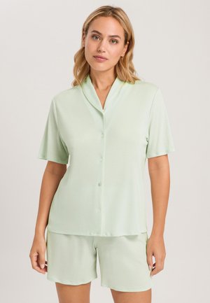 Hellgrünes, kurzärmliges Schlafanzugset aus weichem Material; das Oberteil hat einen Kragen und eine Knopfverschluss, die Shorts haben einen elastischen Bund.