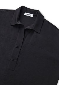 Schwarzes Kurzarmhemd mit Kragen, strukturierter Stoff, halber Knopfleiste vorne und einer Brusttasche. Markenlabel sichtbar.