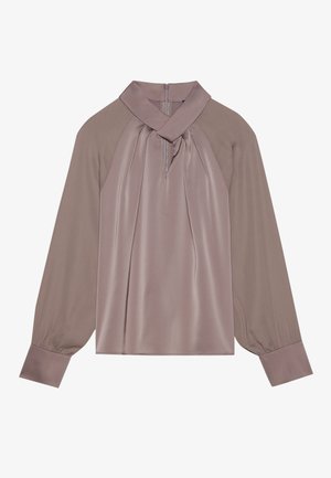 Blouse à manches longues, couleur taupe clair, avec un col arrondi, un devant plissé et des manches boutonnées. Fabriquée en tissu lisse et léger.