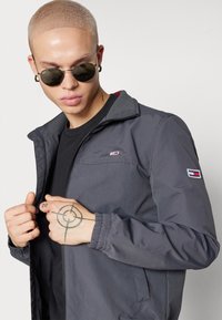 Tommy Jeans ESSENTIAL CASUAL - Light jacket - new charcoal