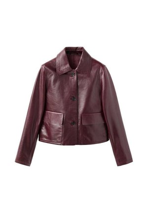 Bordeauxfarbene Lederjacke mit kragenförmigem Ausschnitt, vorderem Knopfverschluss und zwei rechteckigen Taschen. Glatte Textur mit tailliertem Design.