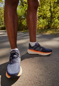 New Balance FRESH FOAM MORE V3 - Zapatillas running neutras - eclipse/azul - Zalando.es