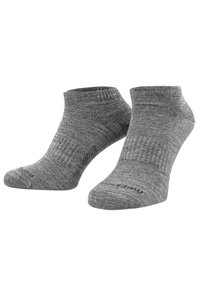 Graue Knöchelsocken aus einem weichen, strukturierten Stoff. Sie verfügen über einen gerippten Bund und eine nahtlose Zehenpartie für zusätzlichen Komfort. Das Paar wird von der Seite gezeigt.