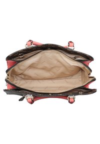 Różowa torebka z wzorzystym czarnym górnym brzegiem. Wewnętrzna podszewka w jasnym beżu z logo "GUESS". Zamek błyskawiczny i podwójne uchwyty.