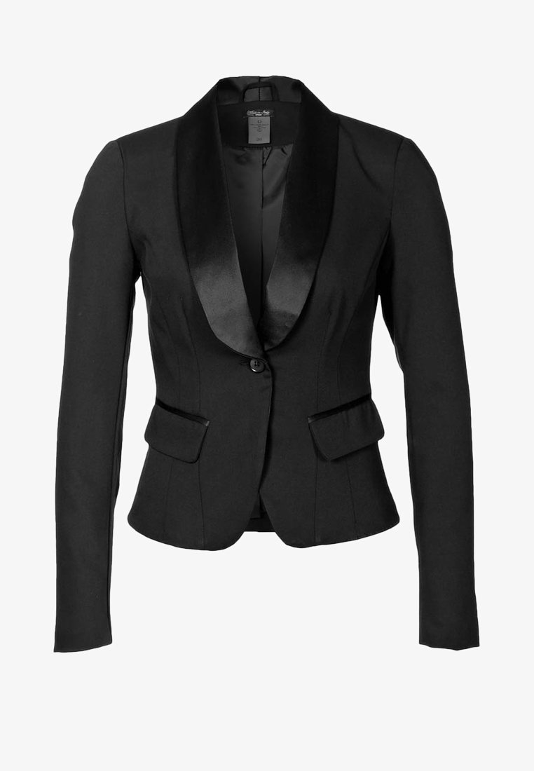 Blazer féminin noir ajusté avec col châle en satin, fermeture à un bouton et poches avant à rabat.
