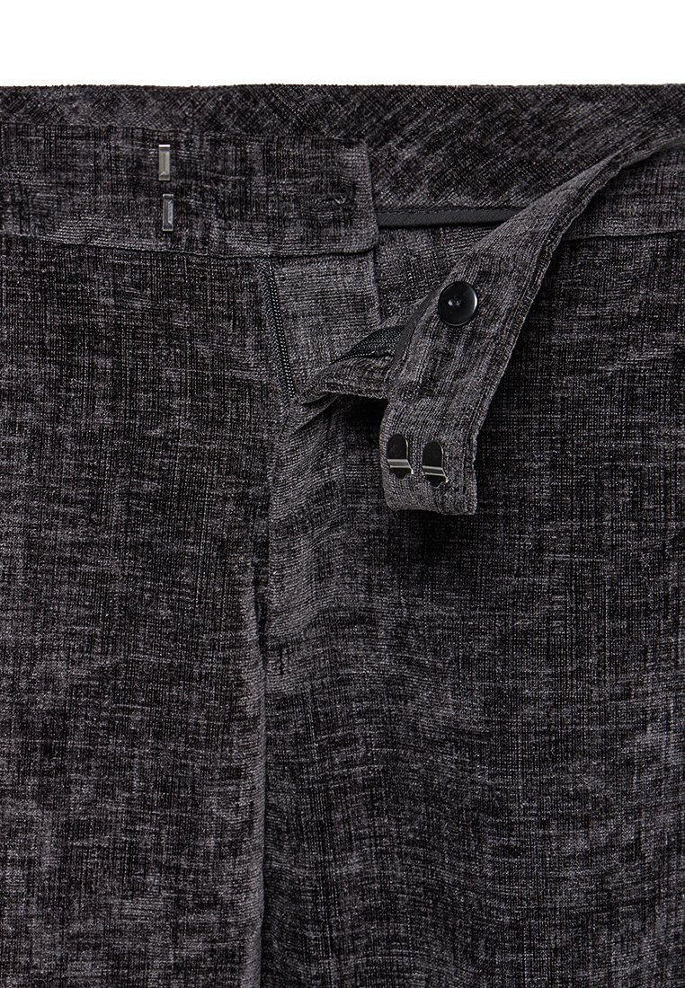 Pantalon gris foncé en tissu texturé, avec fermeture à bouton, braguette zippée et passants de ceinture, mettant en avant un design moderne et minimaliste.