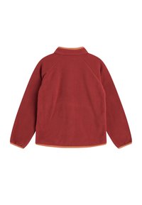 Rote Fleecejacke mit Kragen, Raglanärmel und orangefarbenem Saum sowie Bündchen. Weiche Textur und lässiges Design.