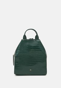 Zaino in ecopelle verde effetto coccodrillo con una forma strutturata, manici superiori arrotondati, dettagli in metallo dorato e una superficie liscia.