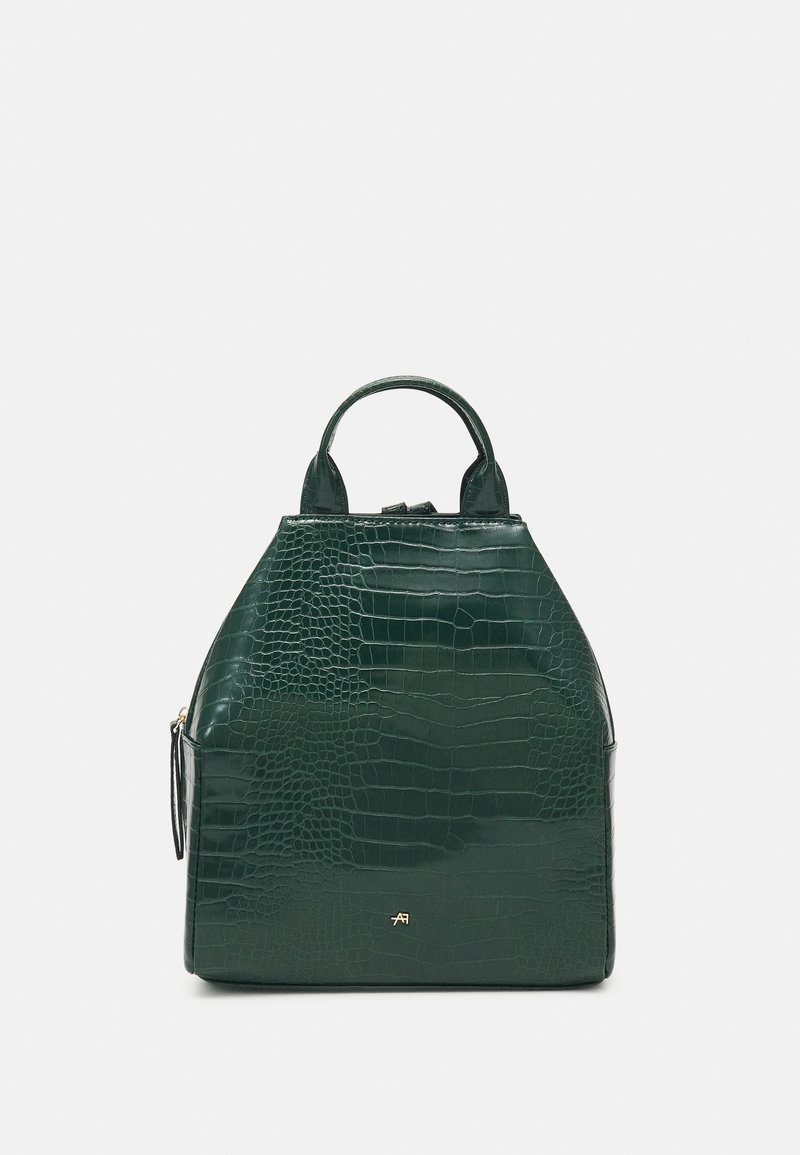 Zaino in ecopelle verde effetto coccodrillo con una forma strutturata, manici superiori arrotondati, dettagli in metallo dorato e una superficie liscia.