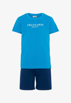 T-shirt Trussardi blu a maniche corte con la scritta "TRUSSARDI Milano 1911" abbinata a pantaloncini blu navy.