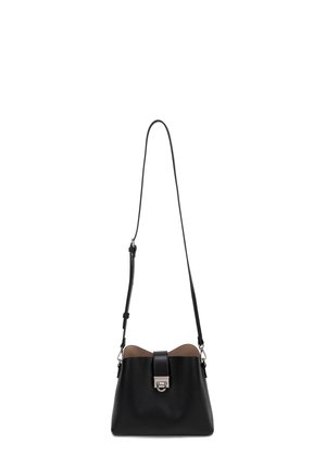 Zwarte leren crossbodytas met verstelbare riem en zilverkleurige sluiting op witte achtergrond.