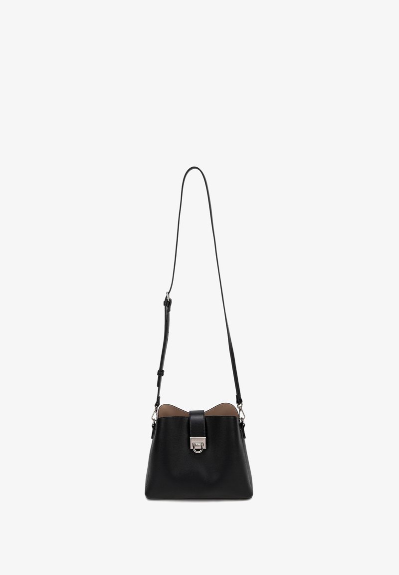 Sac bandoulière en cuir noir avec sangle réglable et fermoir argenté sur fond blanc.