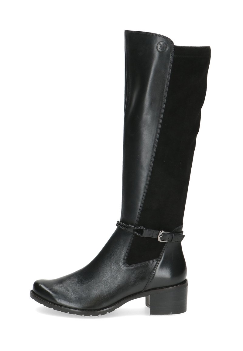 Bottes noires montantes en cuir et daim, avec un tige large, un léger talon et une sangle décorative avec un accent en boucle.