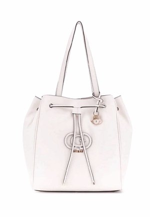 Sac fourre-tout en cuir blanc avec une fermeture à cordon, quincaillerie en argent et un porte-clés charm. Présente un logo embossé sur le devant.