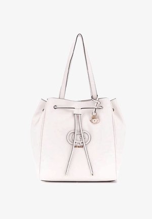 Borsa a tracolla bianca in pelle con chiusura a cordoncino, accessori in argento e un ciondolo portachiavi. Presenta un logo impressa sul davanti.