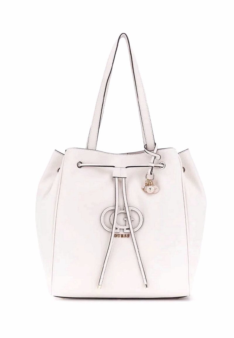 Borsa a tracolla bianca in pelle con chiusura a cordoncino, accessori in argento e un ciondolo portachiavi. Presenta un logo impressa sul davanti.