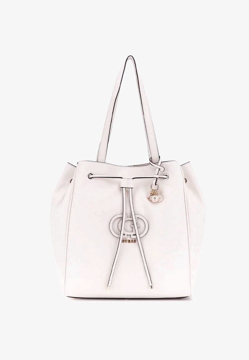 Borsa a tracolla bianca in pelle con chiusura a cordoncino, accessori in argento e un ciondolo portachiavi. Presenta un logo impressa sul davanti.