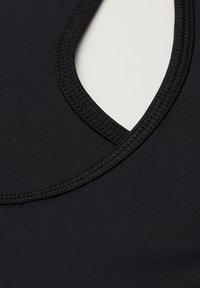 Zwarte sportkledingstof met een ronde halslijn, een gladde textuur en versterkte stiksels aan de randen voor duurzaamheid.