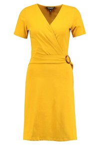 Gul omslagsklänning med korta ärmar, V-ringning, förlängd silhuett och en texturerad bälte detalj med en cirkulär accent.