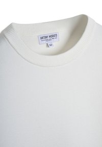 Witte sweatshirt van een viscosemix met een geribde ronde hals, een ontspannen pasvorm en een label met de merknaam en maat.