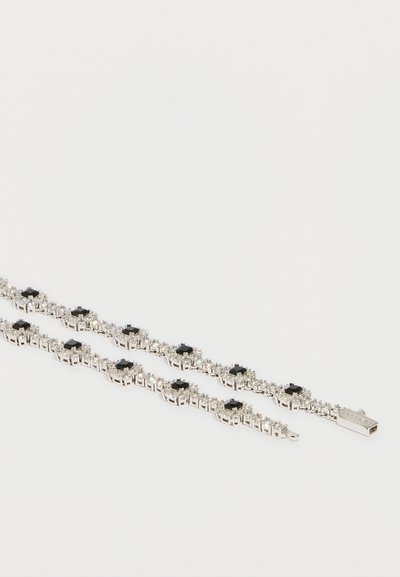 Ασημένιο βραχιόλι με εναλλασσόμενους τετράγωνους μαύρους λίθους και διαυγή κρύσταλλα, με σχεδιασμό υφής αλυσίδας και ασφαλές κούμπωμα.