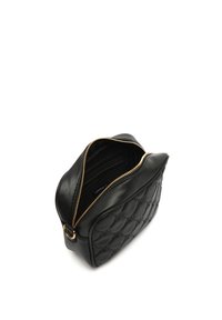 Borsa in pelle nera con design trapuntato, zip dorata e tracolla laterale. L'apertura superiore rivela un interno nero con slot per carte e logo.