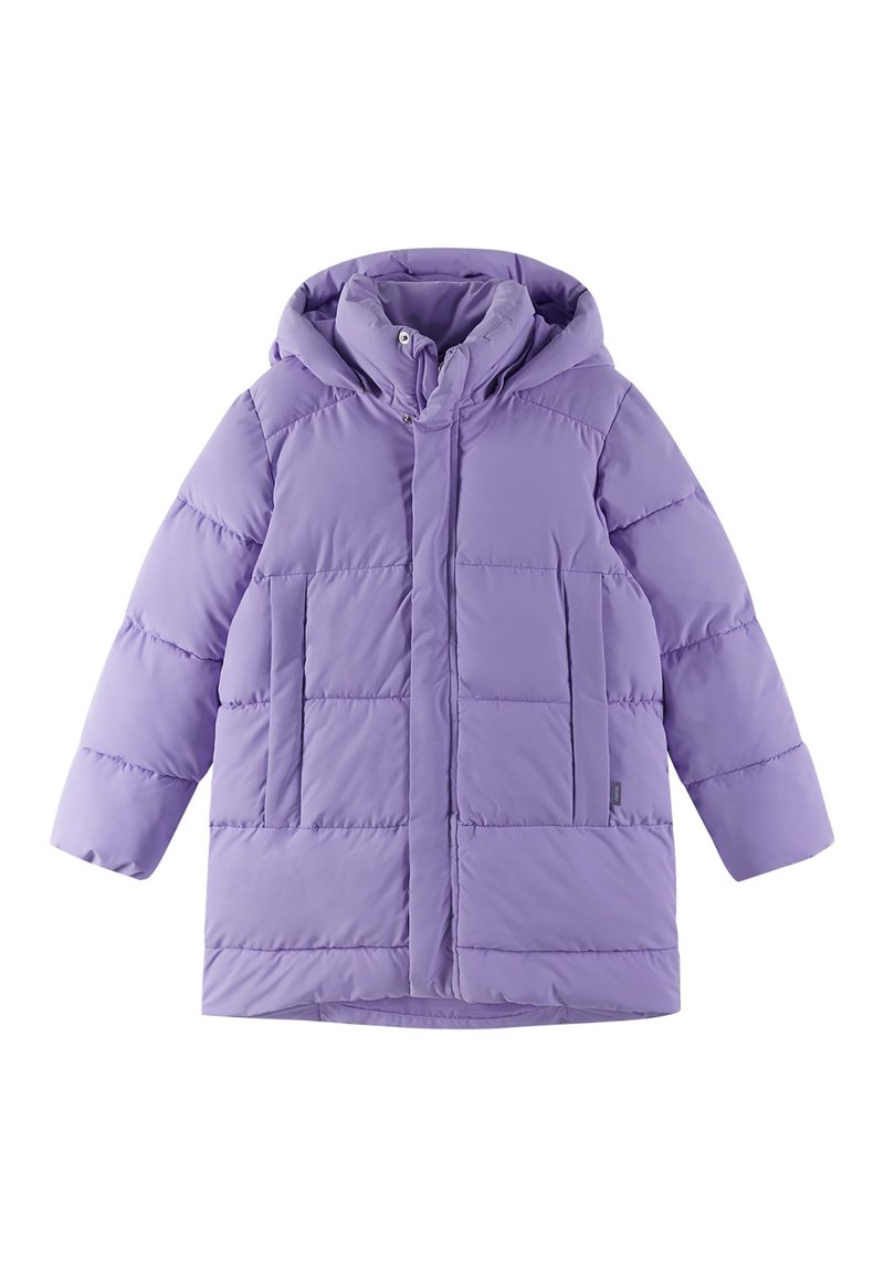 Lavendelfarbene Steppjacke mit Kapuze, ausgestattet mit einem gesteppten Design, Fronttaschen und geradem Schnitt. Glatte Textur und leichtes Material.