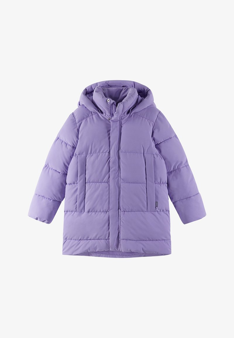 Lavendelfarbene Steppjacke mit Kapuze, ausgestattet mit einem gesteppten Design, Fronttaschen und geradem Schnitt. Glatte Textur und leichtes Material.