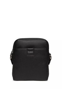 Borsa a tracolla in pelle nera con finitura testurizzata, caratterizzata da una toppa con logo frontale, chiusura con zip e tracolla regolabile.