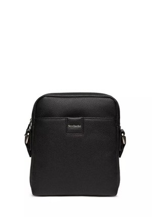 Borsa a tracolla in pelle nera con finitura testurizzata, caratterizzata da una toppa con logo frontale, chiusura con zip e tracolla regolabile.