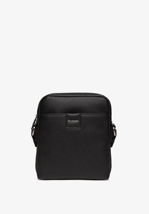 Czarna skórzana torba na ramię o fakturowanym wykończeniu, z przednią naszywką z logo, zamkiem błyskawicznym i regulowanym paskiem.