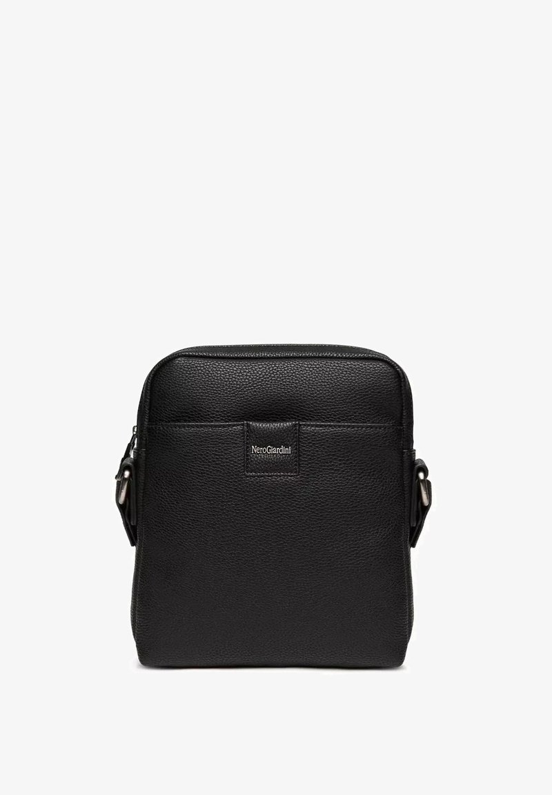 Borsa a tracolla in pelle nera con finitura testurizzata, caratterizzata da una toppa con logo frontale, chiusura con zip e tracolla regolabile.