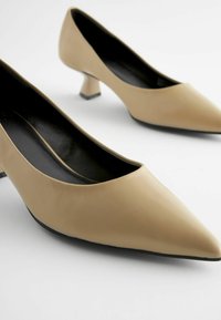 Next WIDE FIT FOREVER COMFORT KITTEN HEEL COURT - Klassikalised kontsakingad - taupe brown