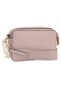 Sac à main synthétique texturé rose pâle avec une fermeture éclair dorée, une poignée latérale et un accent en chaîne détachable. Dispose d'un design plat avec une large sangle.