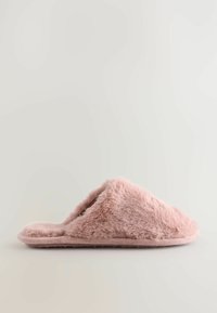 Rózsaszín, bolyhos nyitott orrú papucs, puha tapintással, lekerekített formával és lapos talppal. A külső része plüss, műszőrme anyagból készült.