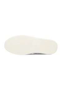 Suela de goma blanca con patrón de agarre texturizado, puntera redondeada y diseño minimalista. Cuenta con un empeine liso y sin herrajes visibles.