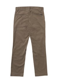 Bruine broek met een soepele textuur, rechte pijpen, twee achterzakken en een klein merketiket nabij de tailleband.