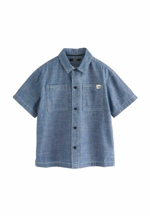 Chemise en chambray bleu à manches courtes avec fermeture boutonnée, deux poches poitrine, un col et une petite étiquette rectangulaire sur la poche droite.