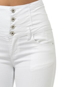 Elara HIGHWAIST  - Vaqueros pitillo - weiß