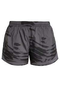 Grå idrottsshorts med ett svart zebramönster, elastisk midjeband och mesh-paneler på sidorna för ökad andningsförmåga.