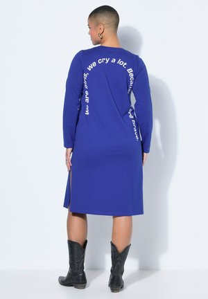 - Sukienka z dżerseju